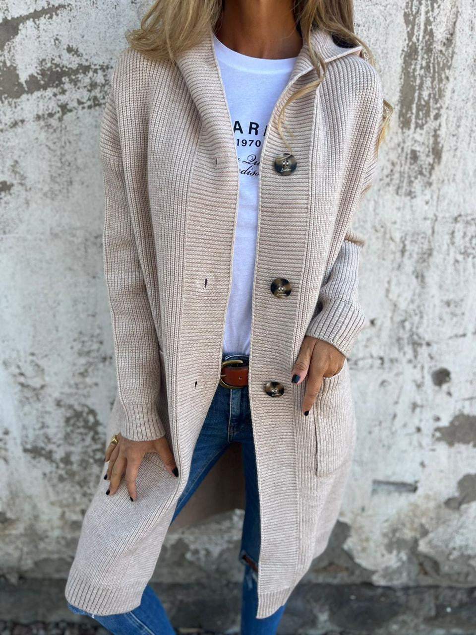 Althora Valentina Knit – beige long cardigan with buttons, styled with jeans and white tee