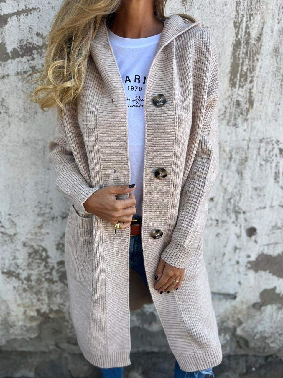 Althora Valentina Knit – beige long cardigan with buttons, styled with jeans and white tee